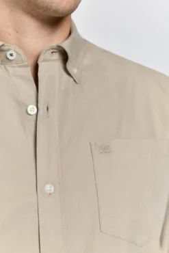 Camisa lisa com caimento relaxado