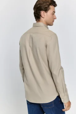 Camisa lisa com caimento relaxado
