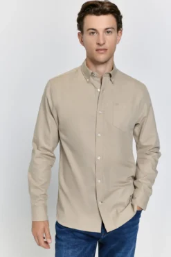 Camisa lisa com caimento relaxado
