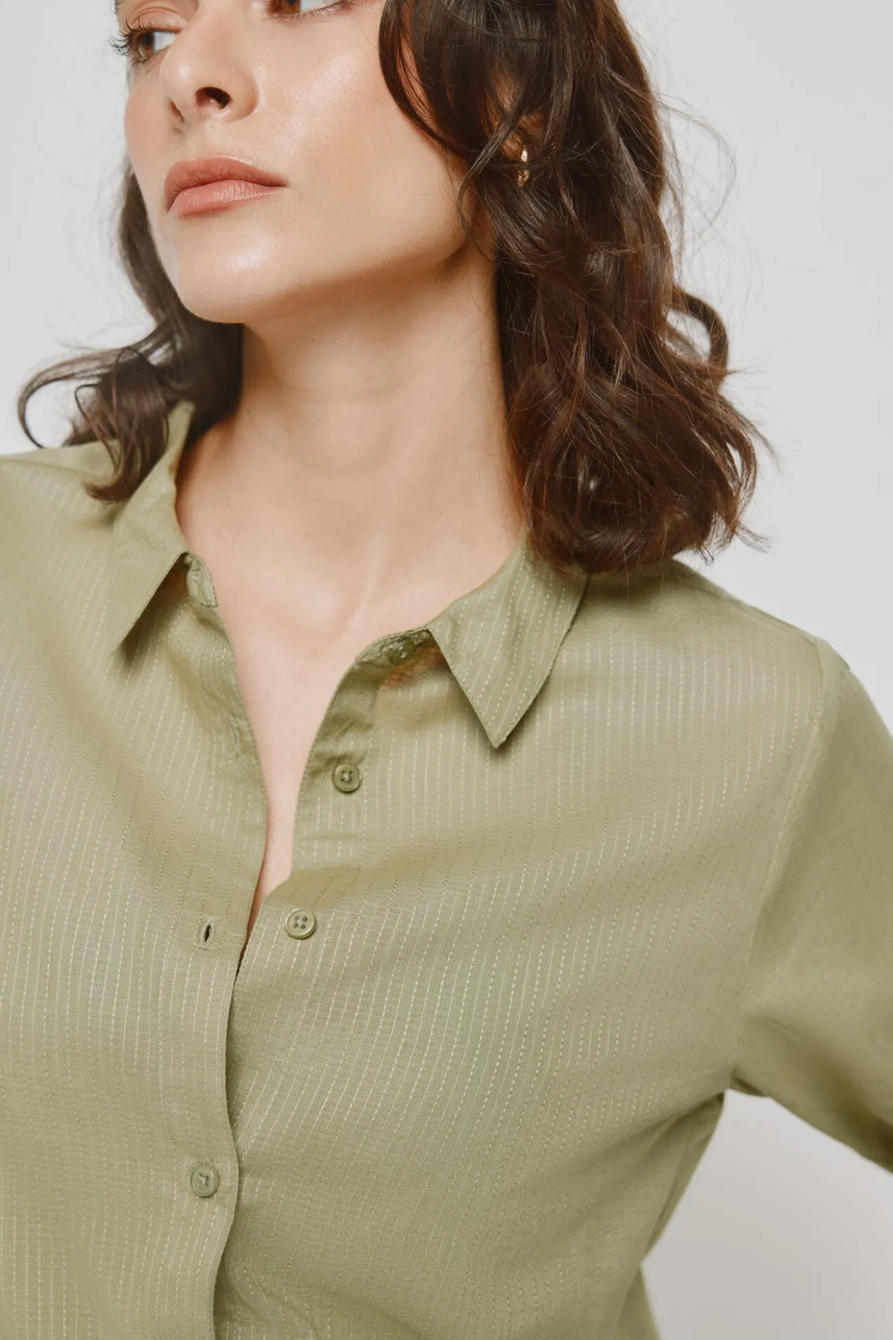 Camisa lisa em tecido estrutura