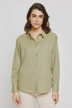 Camisa lisa em tecido estrutura