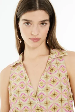 Camisa mangas com estampado geométrica