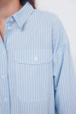 Camisa oversized com bolso de remendo