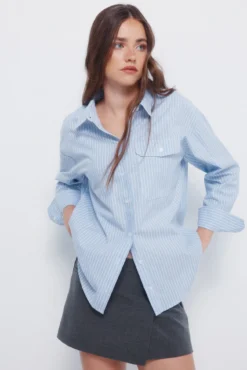 Camisa oversized com bolso de remendo