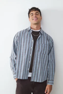 Camisa oversized de manga comprida com bolso