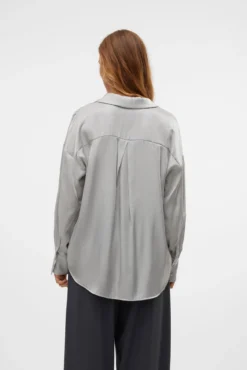 Camisa oversized feminina com gola em bico