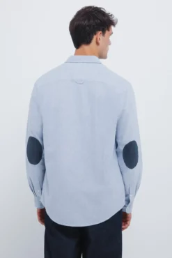 Camisa oxford com cotoveleiras