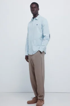 Camisa oxford com cotoveleiras