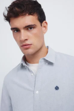 Camisa oxford com cotoveleiras