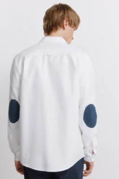 Camisa oxford com cotoveleiras