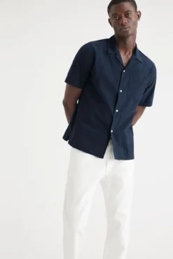 Camisa regular fit com gola acampanada
