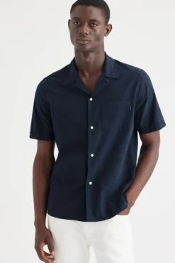 Camisa regular fit com gola acampanada