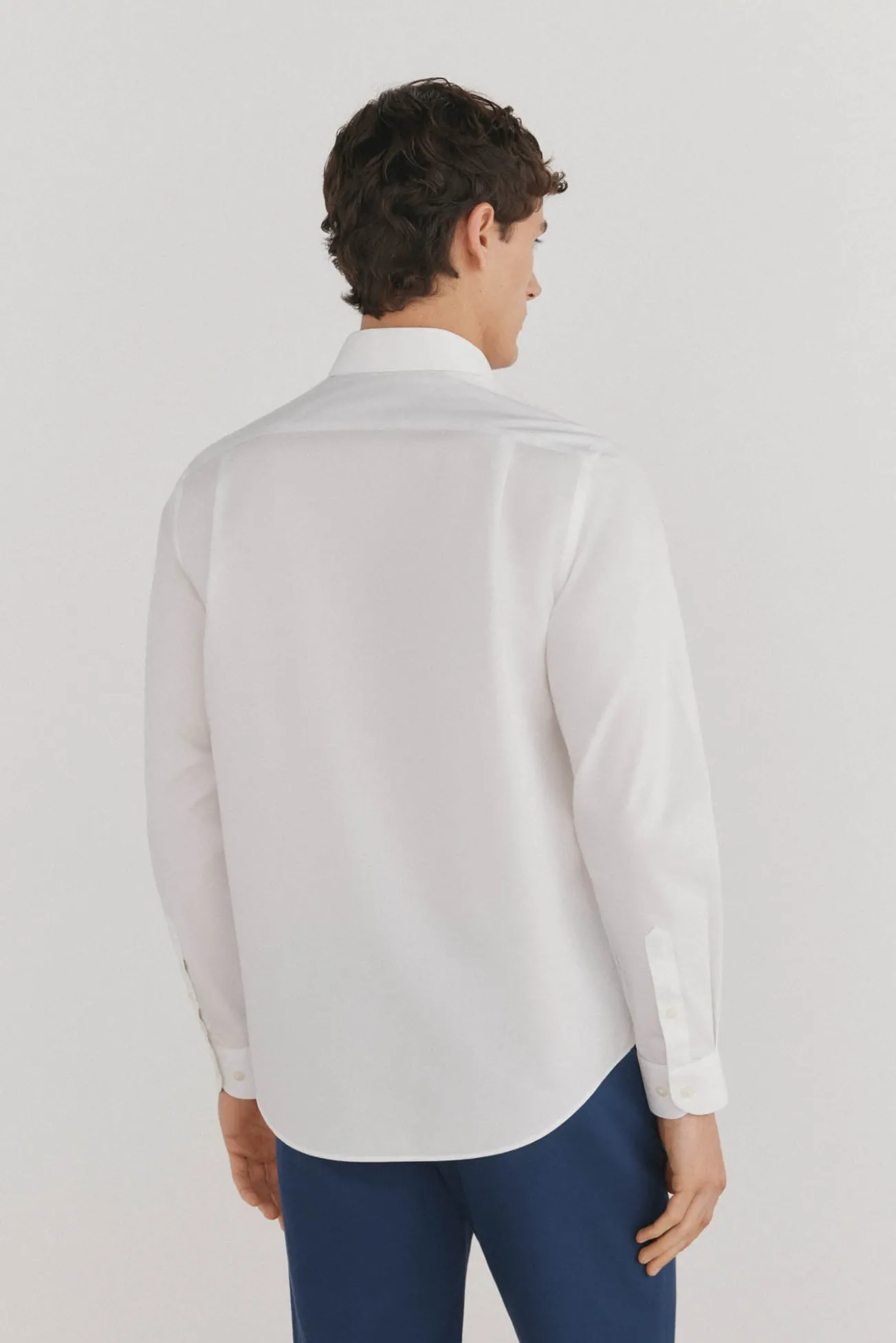 Camisa social lisa que não pode ser passada a ferro + resistente a manchas