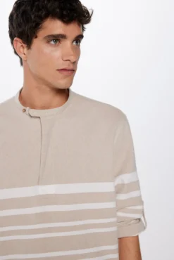 Camisa às raias horizontais