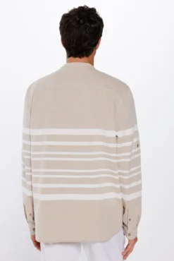 Camisa às raias horizontais