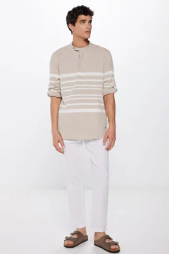 Camisa às raias horizontais
