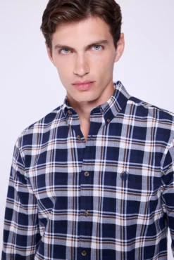 Camisa xadrez com caimento relaxado