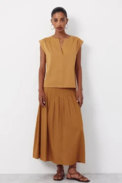 Camiseta com cintado = entallado traseira bordado