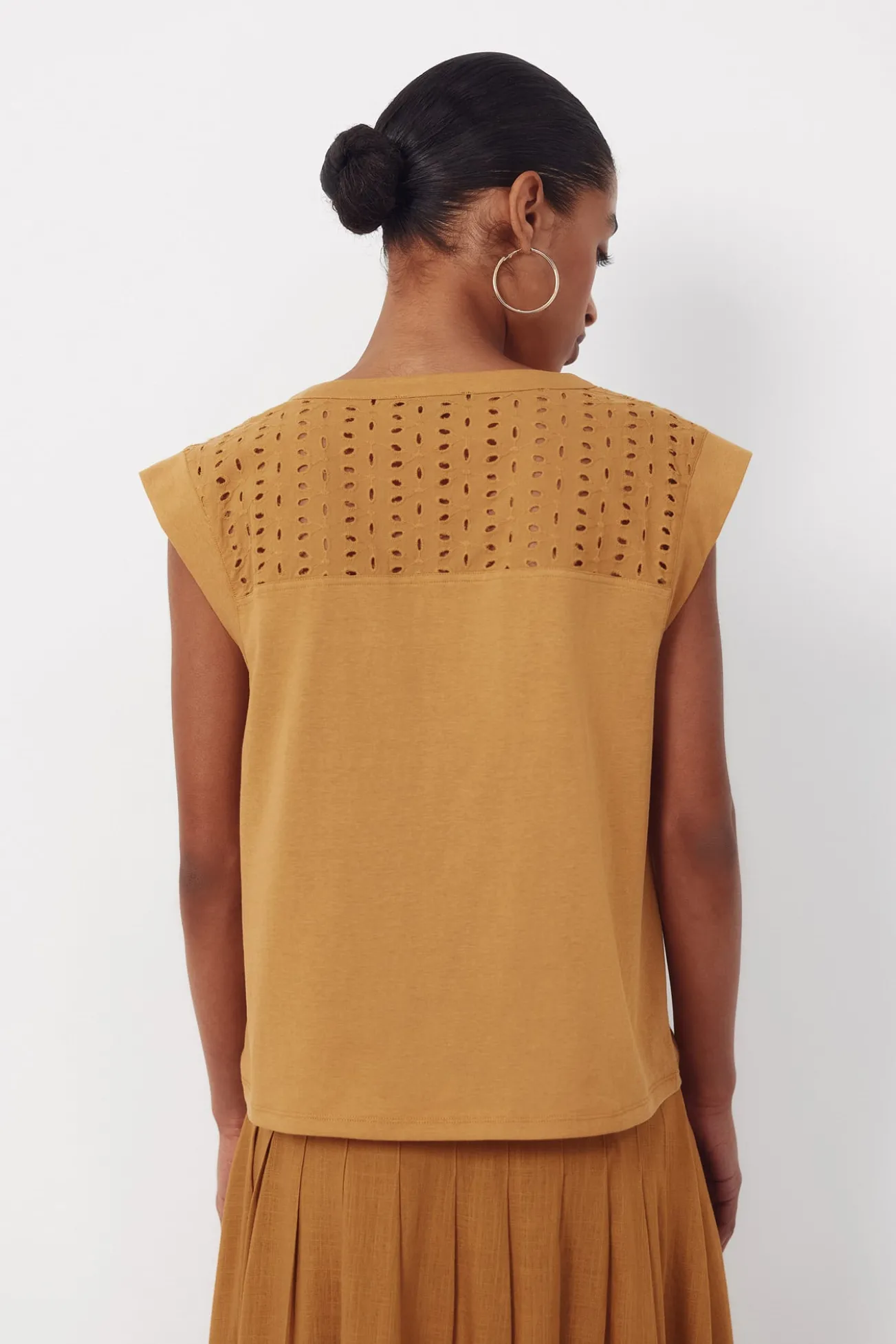 Camiseta com cintado = entallado traseira bordado
