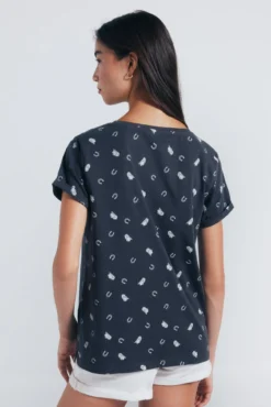 Camiseta com pequenos motivos