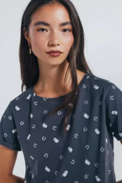 Camiseta com pequenos motivos