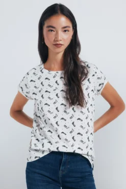 Camiseta com pequenos motivos