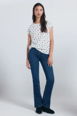 Camiseta com pequenos motivos