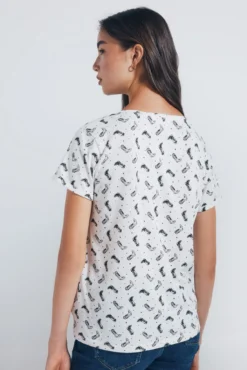 Camiseta com pequenos motivos