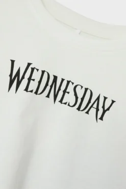 Camiseta da menina da quarta-feira