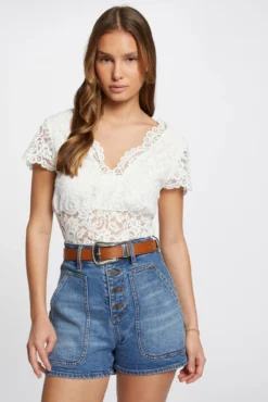 Camiseta de renda com renda em V