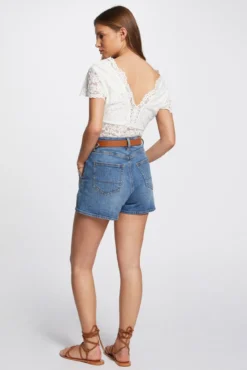 Camiseta de renda com renda em V