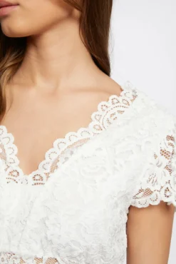 Camiseta de renda com renda em V