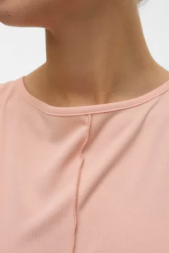 Camiseta de tirantes y cuello barco