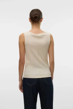 Camiseta de tirantes y cuello barco