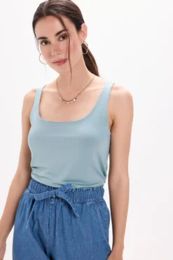 Camiseta elástica com alças largas