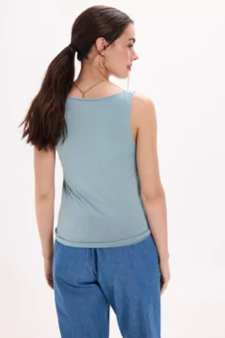 Camiseta elástica com alças largas