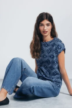 Camiseta estampada com botões e ombros à mostra