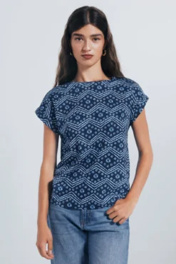 Camiseta estampada com botões e ombros à mostra