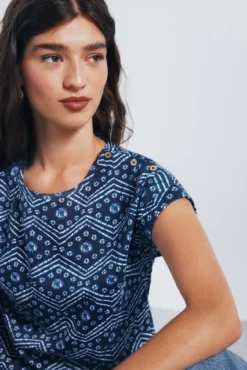 Camiseta estampada com botões e ombros à mostra