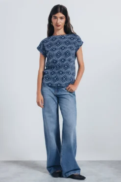 Camiseta estampada com botões e ombros à mostra