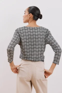 Camiseta fluida com decote em bico