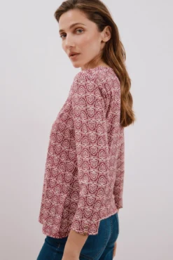 Camiseta fluida com decote em bico