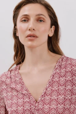 Camiseta fluida com decote em bico