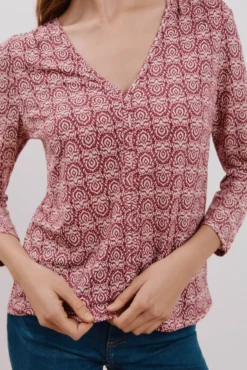 Camiseta fluida com decote em bico