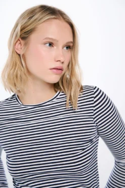 Camiseta justa riscas em lurex