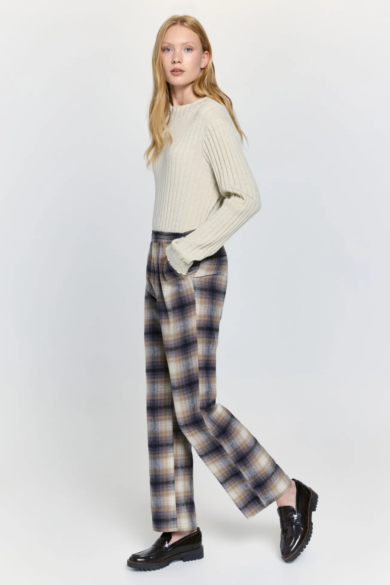 Camisola decote em V com fio metálico
