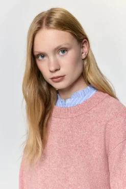 Camisola de gola caixa com detalhes em trança