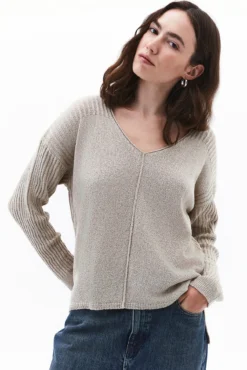 Camisola de gola em bico