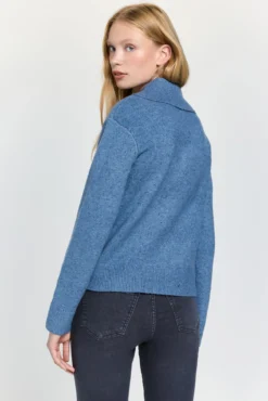 Camisola de gola grossa com malha abotoada