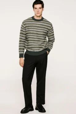 Camisola de lã com gola caixa